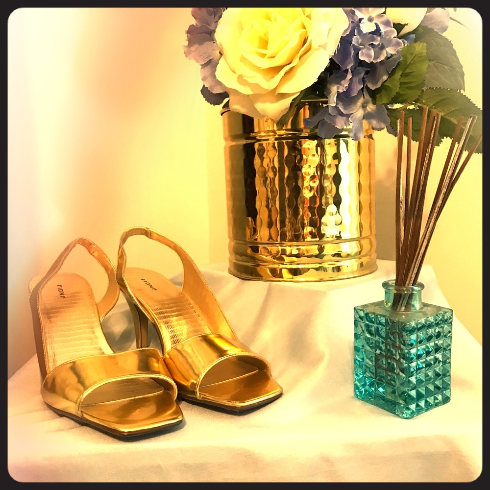Fioni shiny gold sling back heels